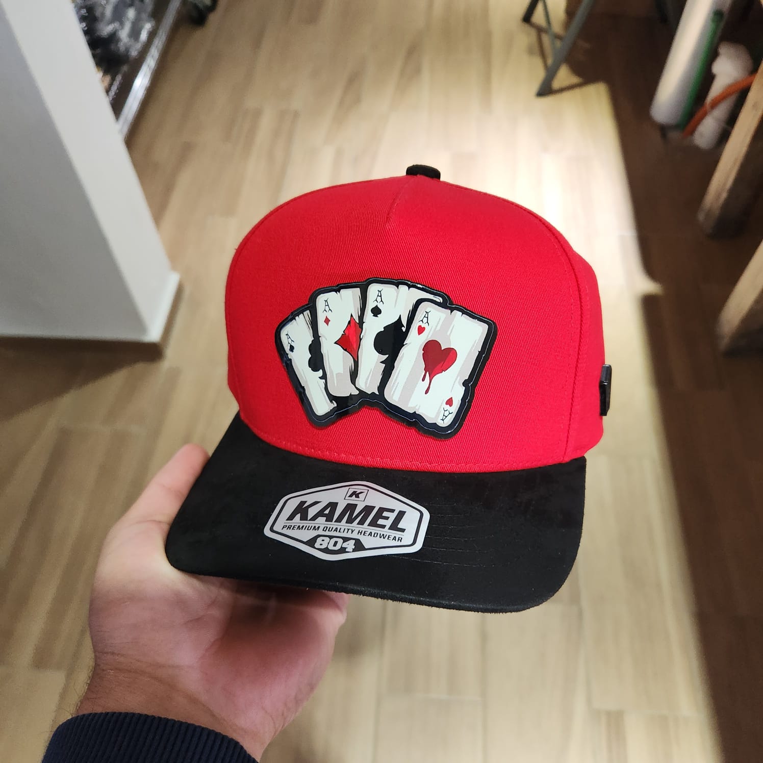 BARAJA COLOR GORRA ROJA VICERA GAMUZA NEGRA PLACA KAMEL