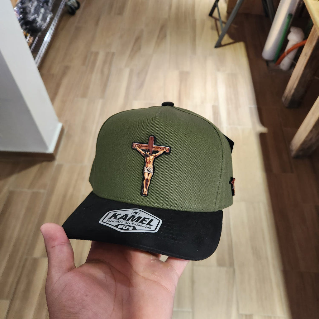 CRISTO CRUZ GORRA BOSQUE Y VICERA GAMUZA NEGRA PLACA KAMEL