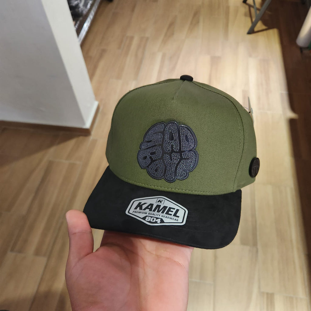 SAD BOYZ BIG BLACK GORRA BOSQUE VICERA GAMUZA NEGRA PLACA KAMEL