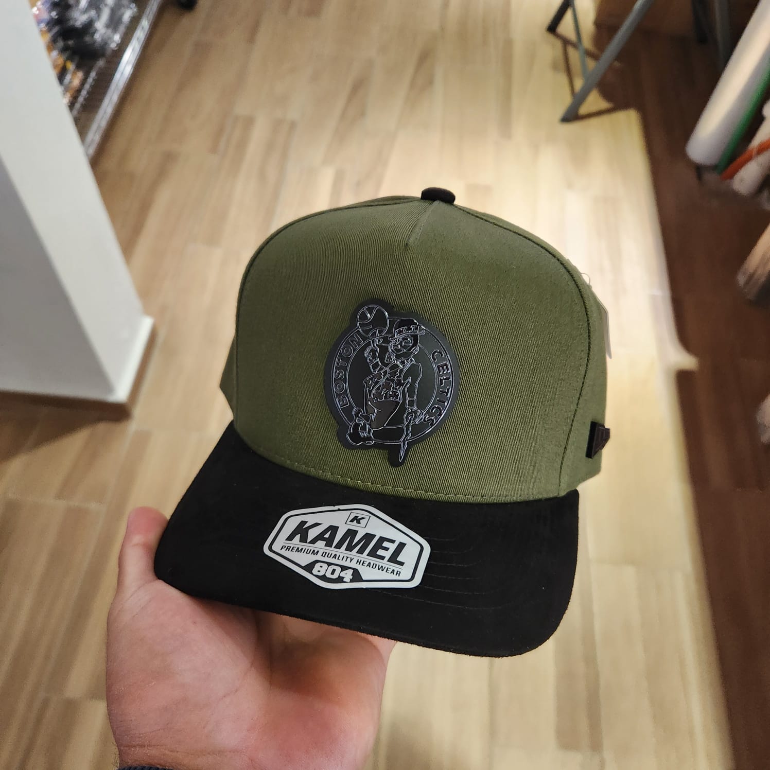 BOSTON CELTICS TOTAL BLACK MATE  GORRA BOSQUE VICERA GAMUZA NEGRA PLACA KAMEL