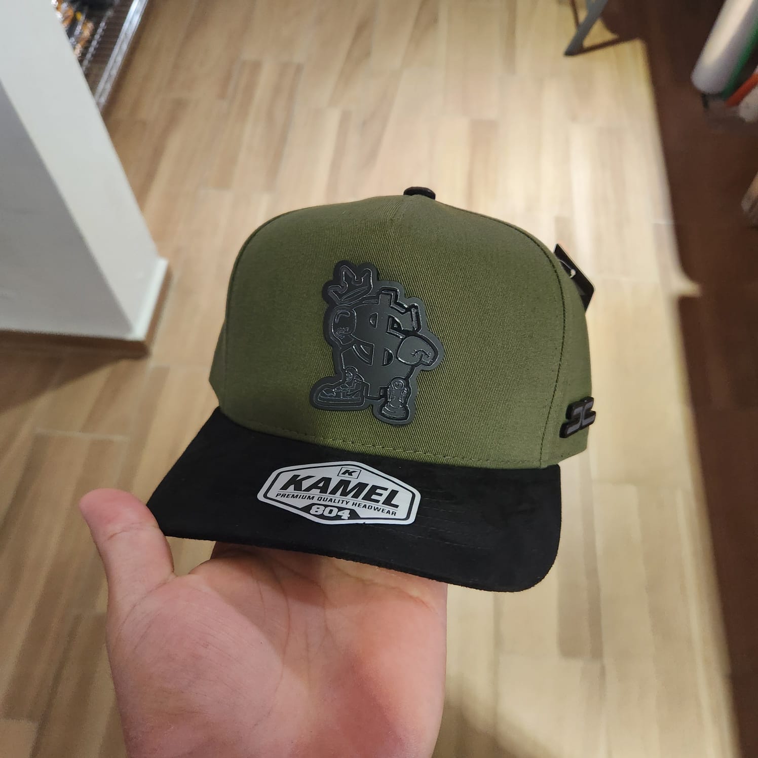 PURO CAMPEON GORRA BOSQUE VICERA GAMUZA NEGRA PLACA KAMEL