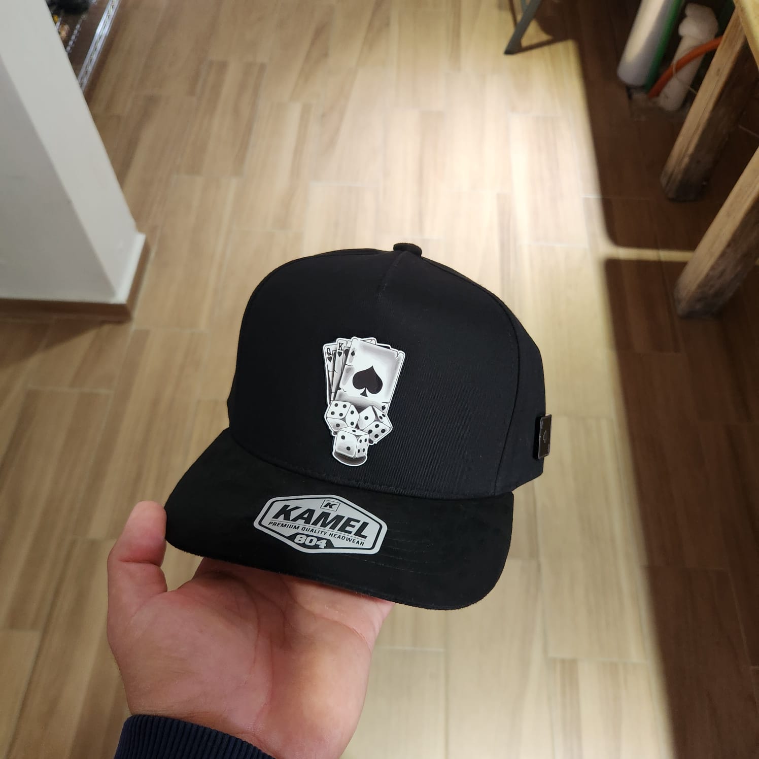 CARTAS Y DADOS OPACAS GORRA NEGRA VICERA GAMUZA NEGRA PLACA KAMEL