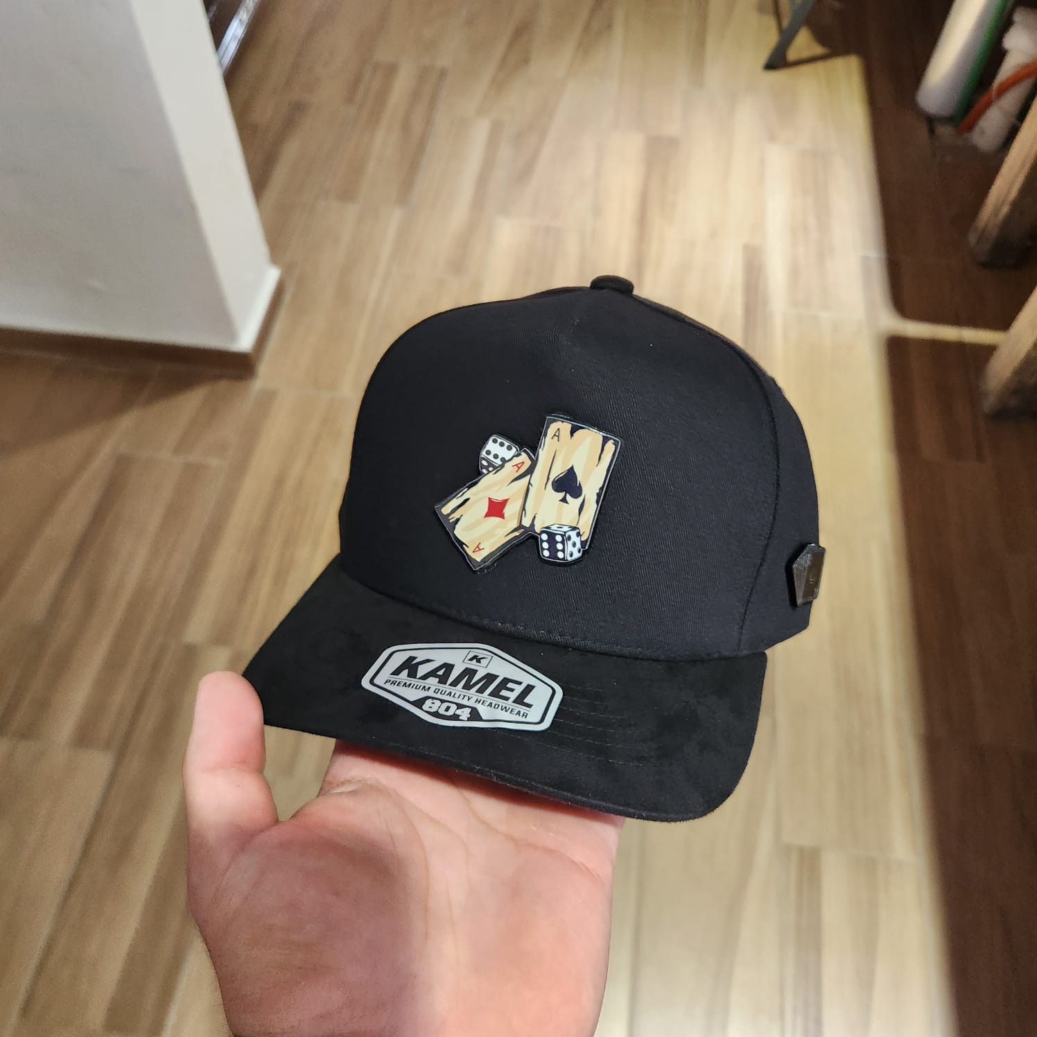 DADO Y CARTA VIEJAS GORRA NEGRA VICERA GAMUZA NEGRA PLACA KAMEL