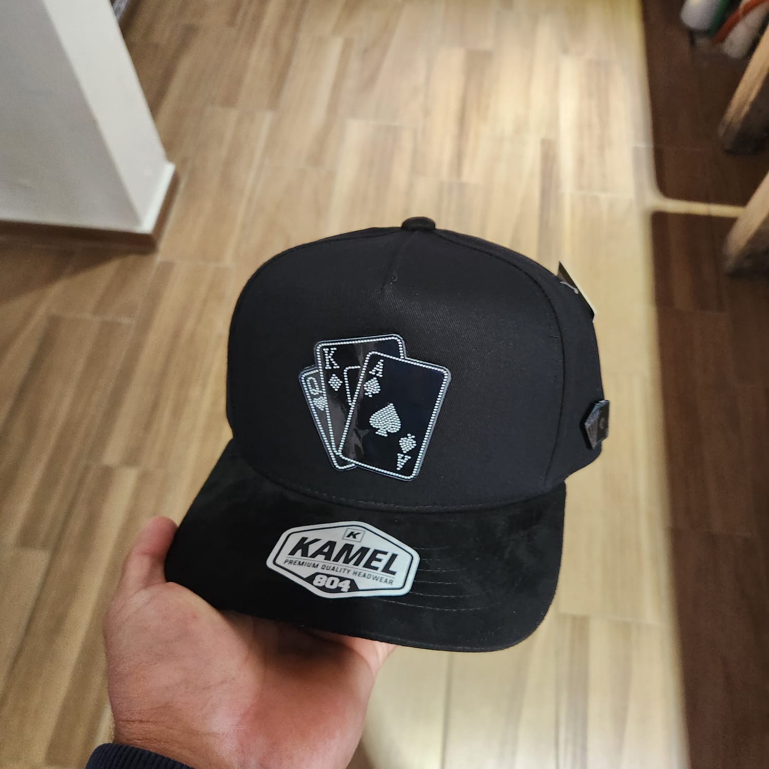 BARAJA ENDIAMANTADA VICERA GAMUZA NEGRA PLACA KAMEL