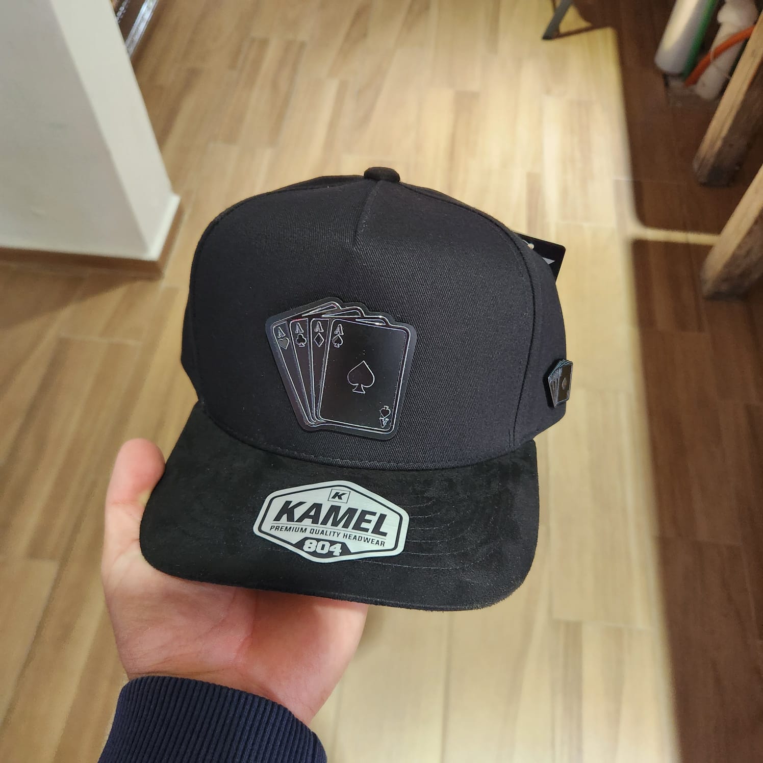 BARAJA POKER AS GORRA NEGRA VICERA GAMUZA NEGRA PLACA KAMEL