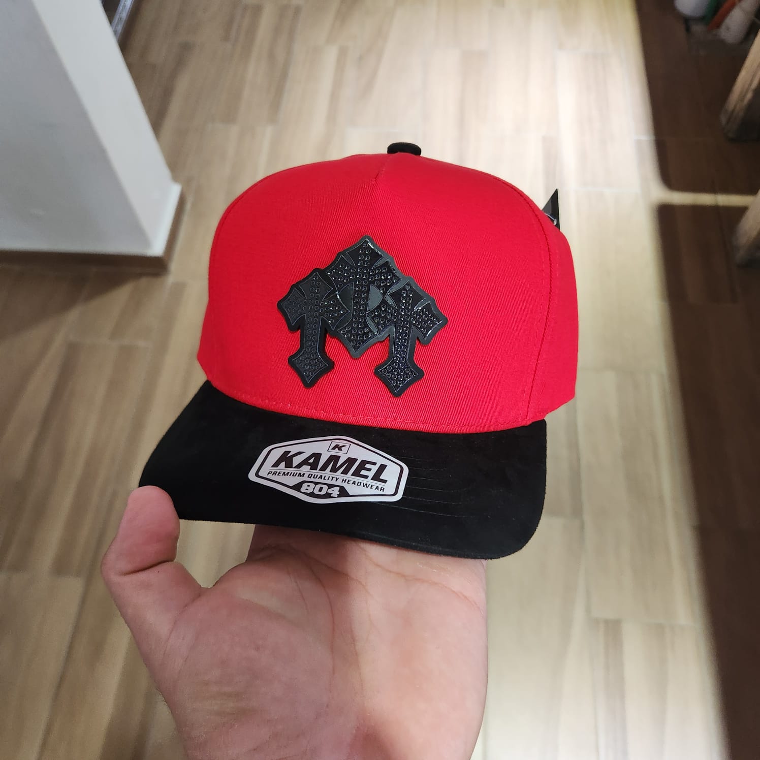 TRIPLE CRUZ GORRA ROJA VICERA GAMUZA NEGRA PLACA KAMEL