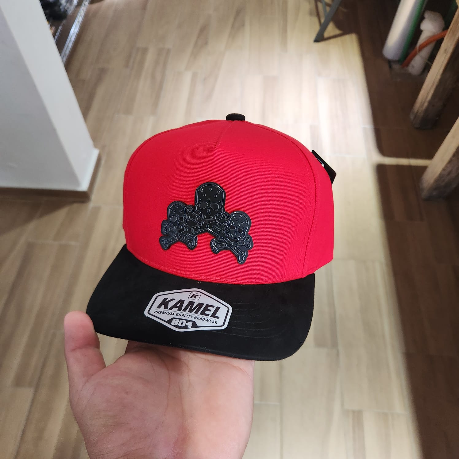 TRIPLE CALAVERA GORRA ROJA VICERA GAMUZA NEGRA PLACA KAMEL