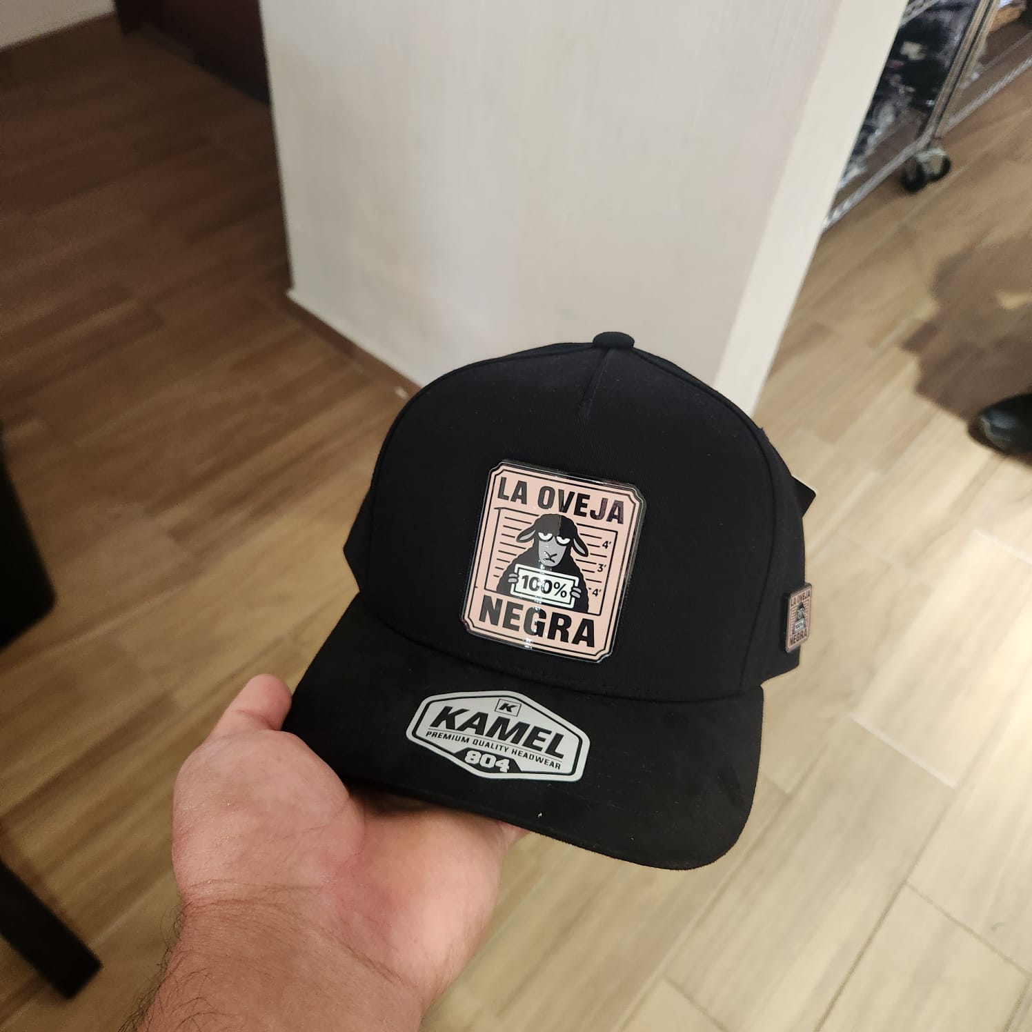 LA OVEJA CAFEA NEGRA GORRA NEGRA VICERA GAMUZA NEGRA PLACA KAMEL