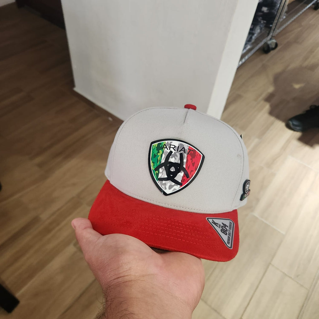 ARIAT LOGO TRICOLOR GORRA GRIS VICERA ROJA GAMUZA PLACA KAMEL