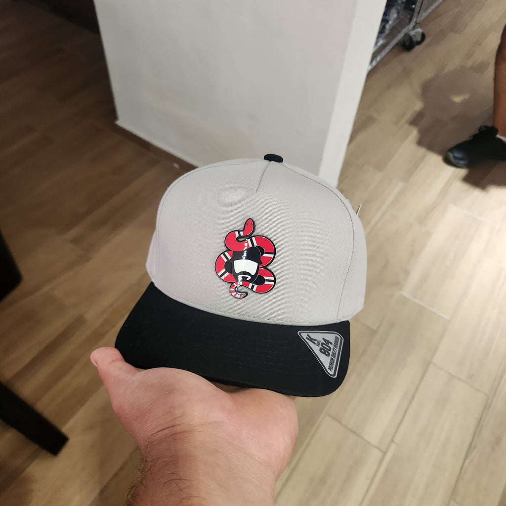 BARBAS HATS LOGO Y SERPIENTE ROJA GORRA GRIS VICERA NEGRA PLACA KAMEL