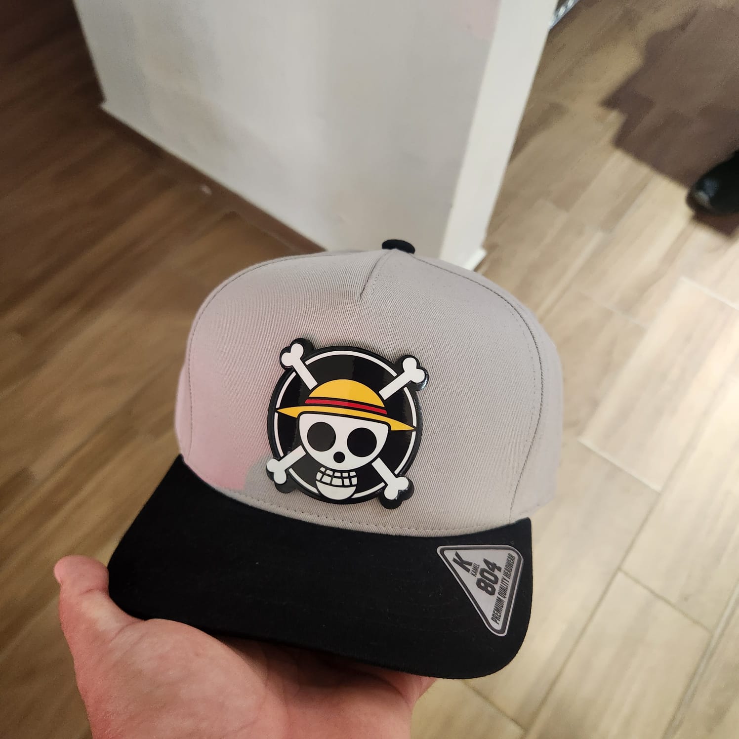 GEN Z GORRA GRIS VICERA NEGRA PLACA KAMEL