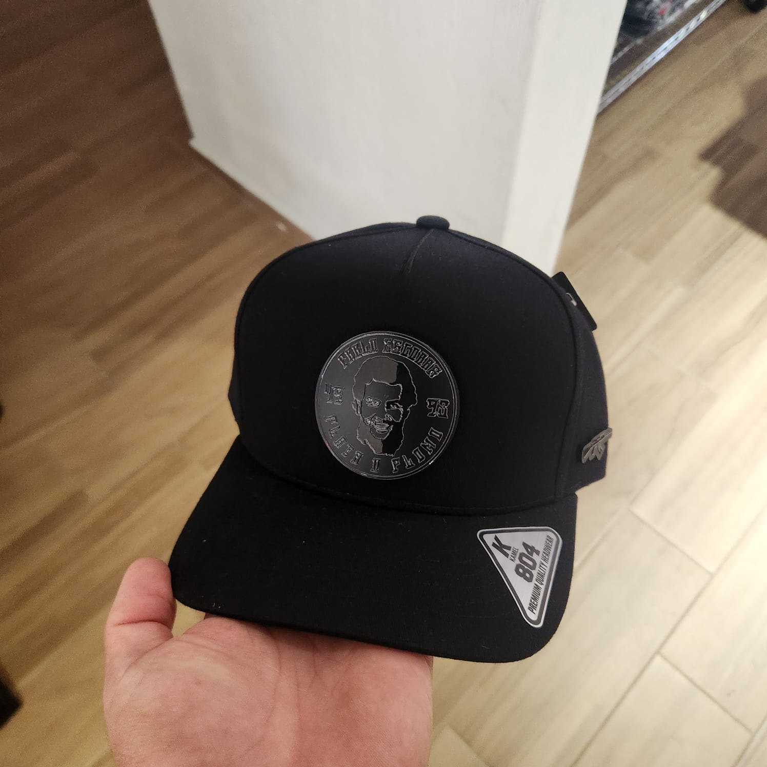 PABLO ESCOBAR PLATA Y PLOMO GORRA NEGRA PLACA KAMEL