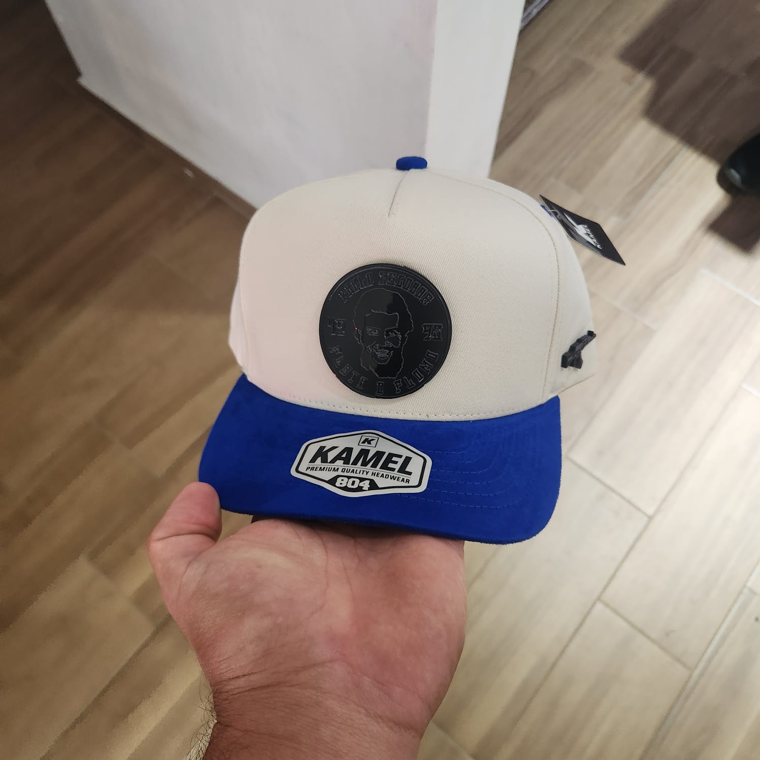 PABLO ESCOBAR PLATA Y PLOMO GORRA BEIGE VICERA REY GAMUZA PLACA KAMEL