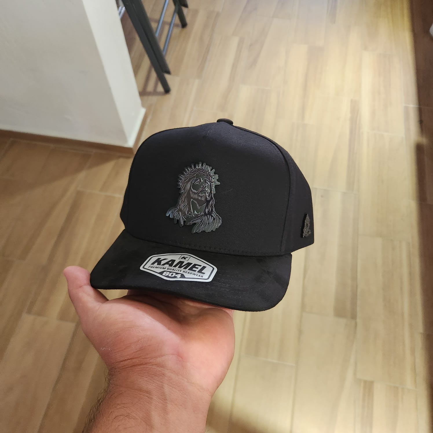 ROSTRO CRISTO MATE GORRA NEGRA PLACA KAMEL