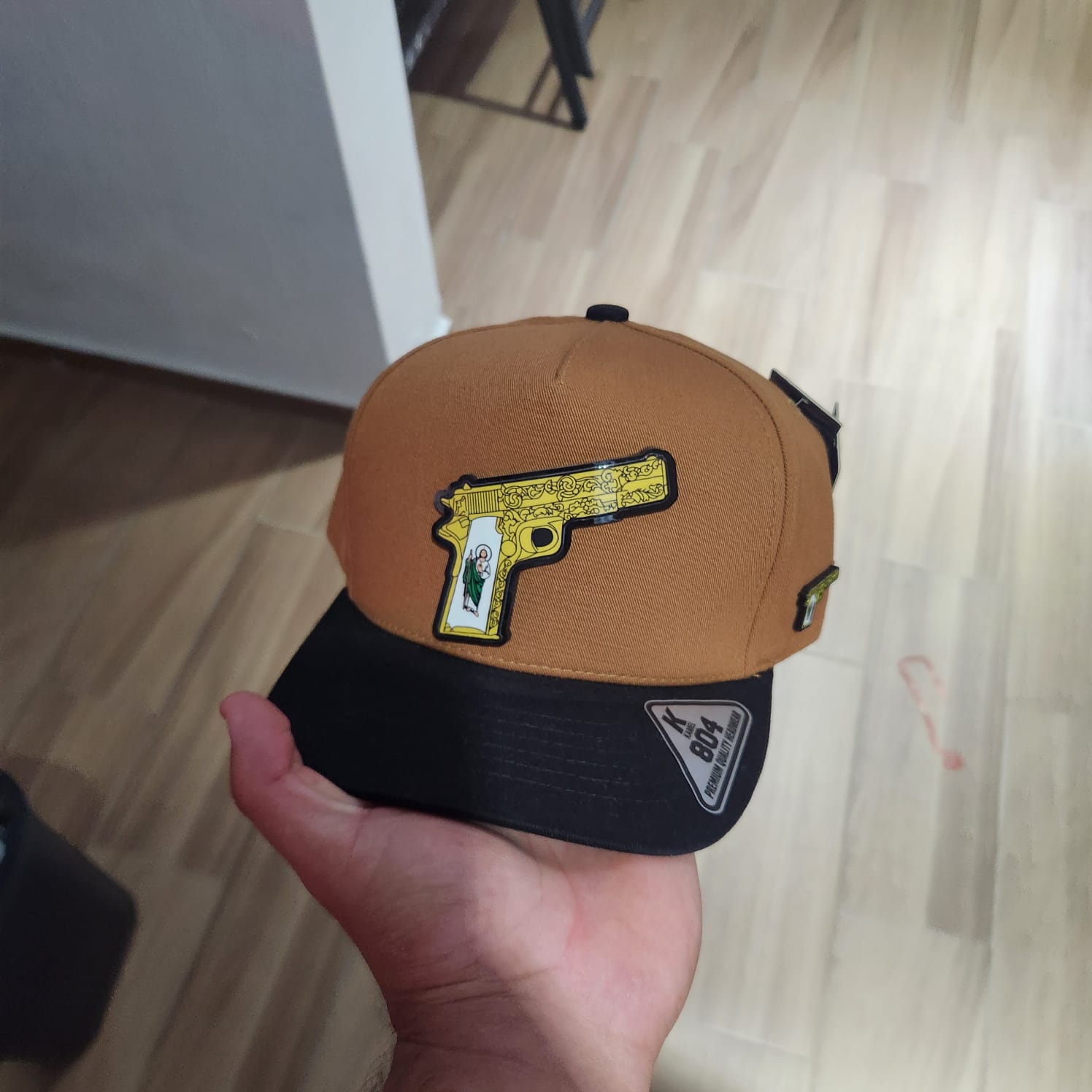 SAN JUDAS FUSCA DORADA GORRA CAFE VICERA NEGRA PLACA KAMEL