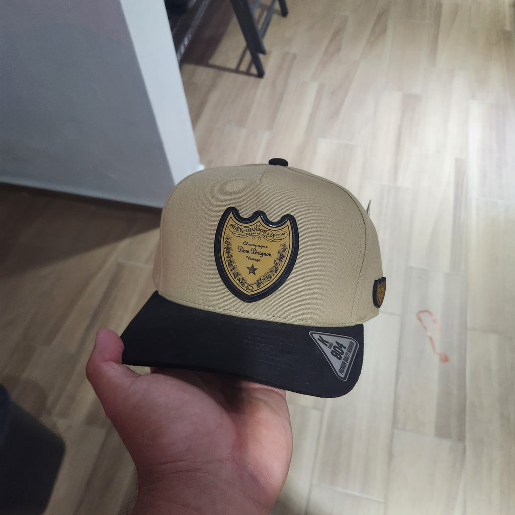 DON PERIGNON LOGO GORRA CAKI VICERA NEGRA PLACA KAMEL