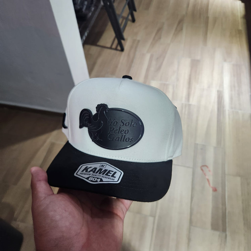 YO SOLO PELEO GALLOS BEIGE Y VICERA NEGRA MATE PLACA KAMEL