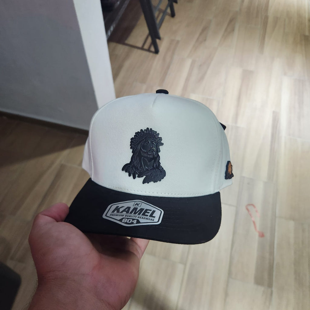 ROSTRO CRISTO MATE GORRA BEIGE VICERA NEGRA PLACA KAMEL