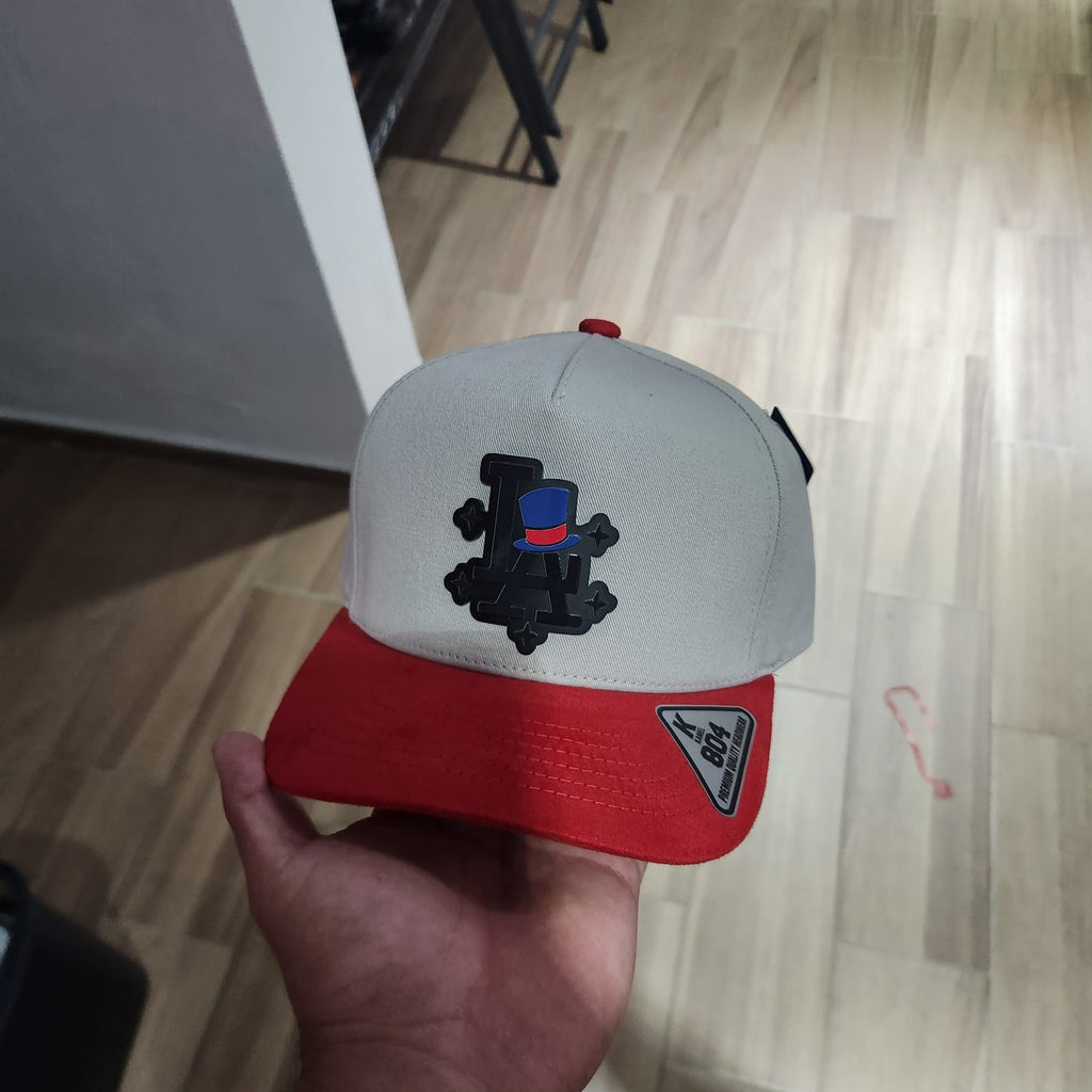 LA MAGO SOMBRERO ESTRELLAS GORRA GRIS VICERA ROJA PLACA KAMEL