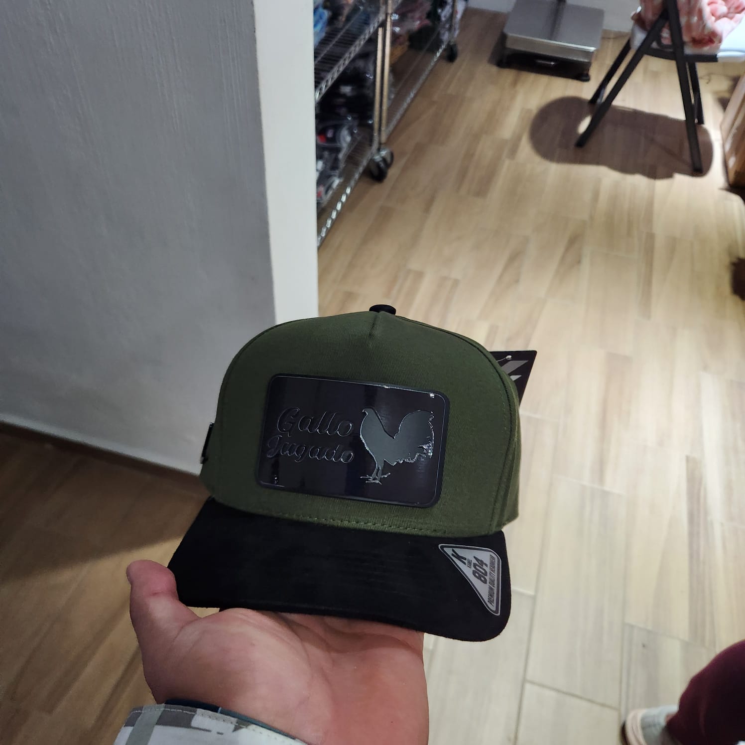 GALLO JUGANDO BIG GORRA VERDE PLACA KAMEL