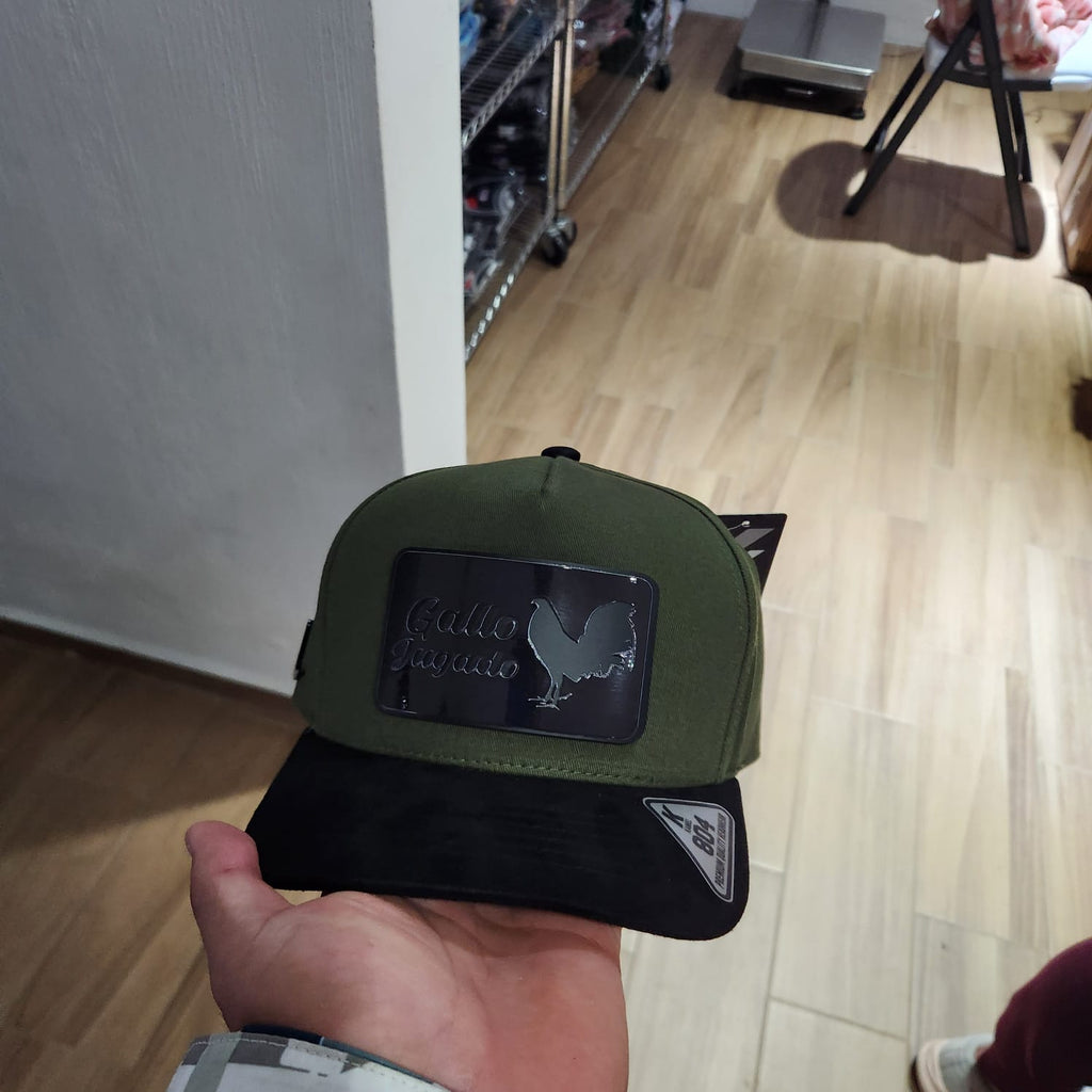 GALLO JUGANDO BIG GORRA VERDE PLACA KAMEL