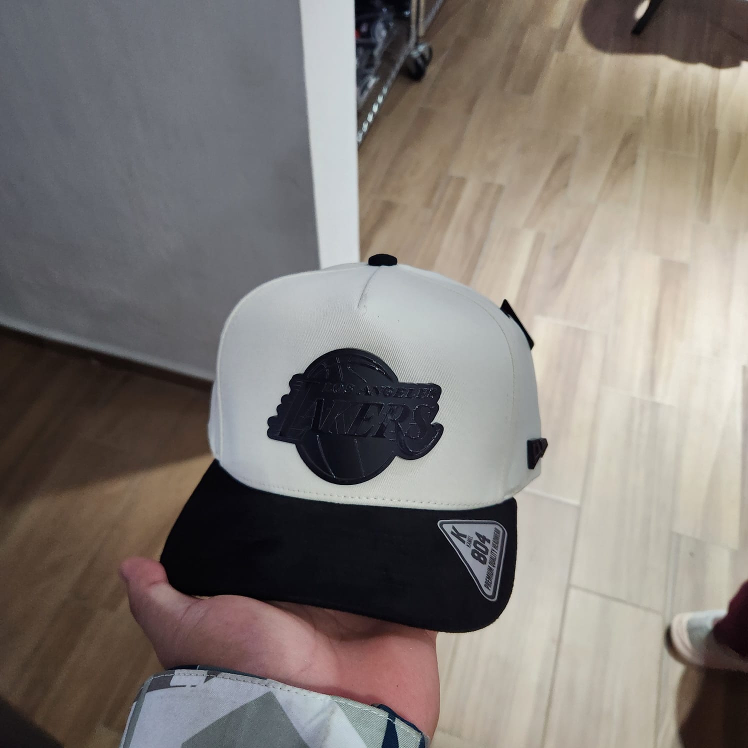 LAKERS BEIGE AND BLACK PLACA KAMEL