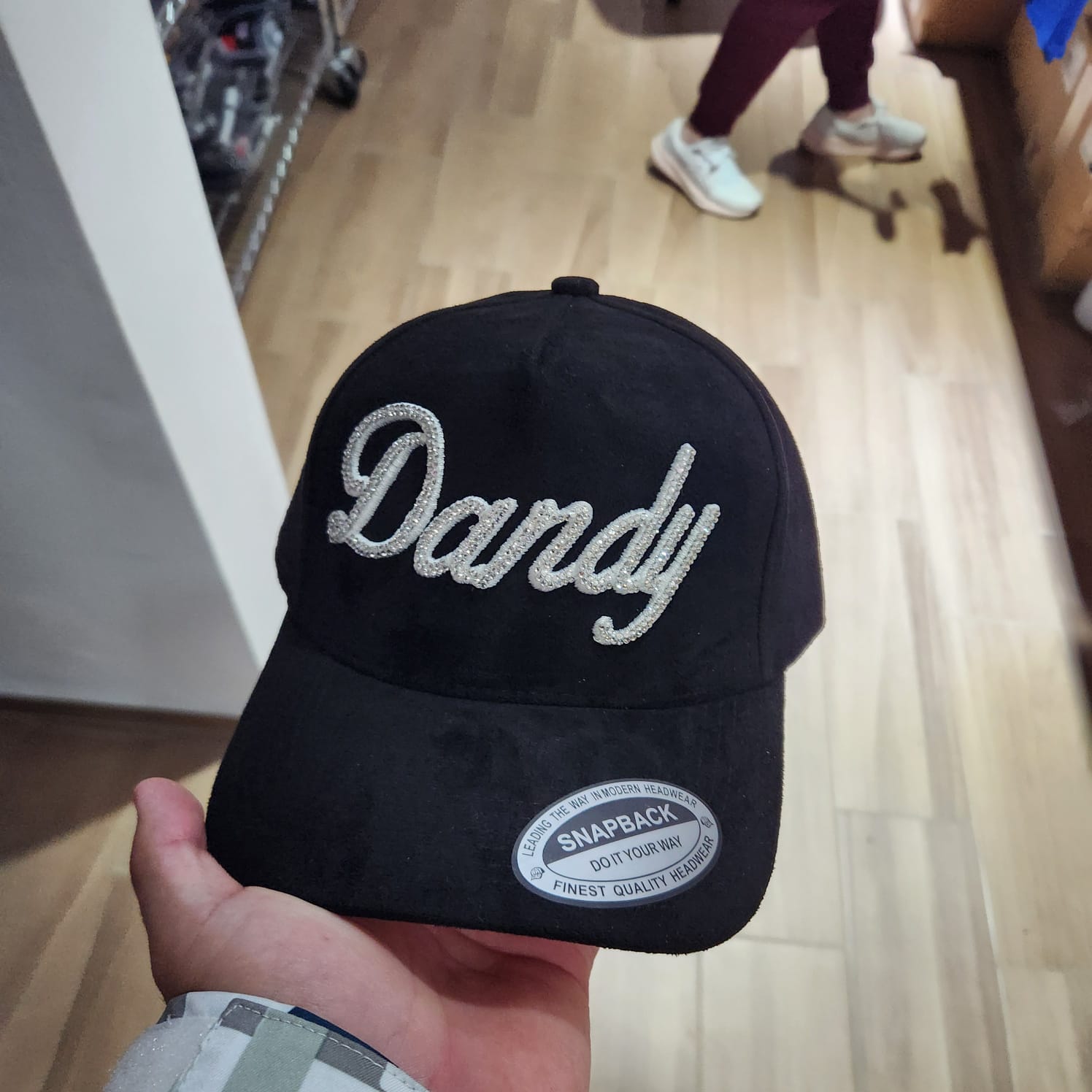 DANDY CURSIVA BLANCO GORRA NEGRA  PIEDRA WAYCAP