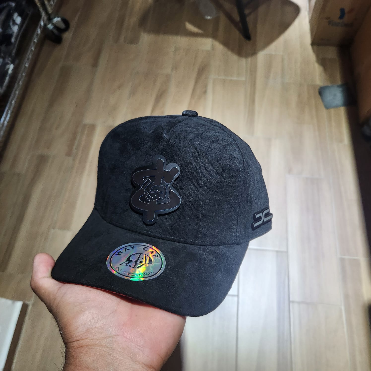 HAND AND MONEY TOTAL BLACK PLACA TOTAL GAMUZA WAYCAP