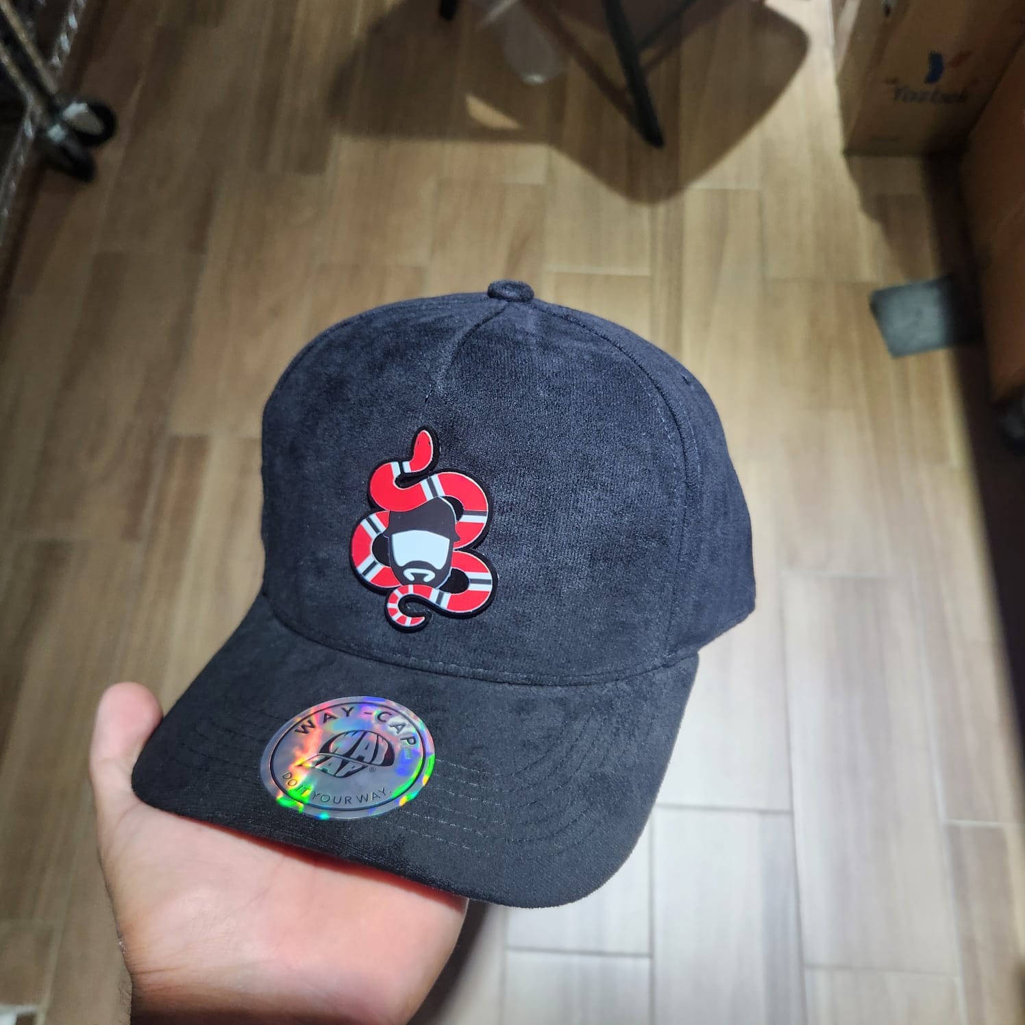 BARBAS HATS LOGO Y SERPIENTE ROJA PLACA TOTAL GAMUZA WAYCAP