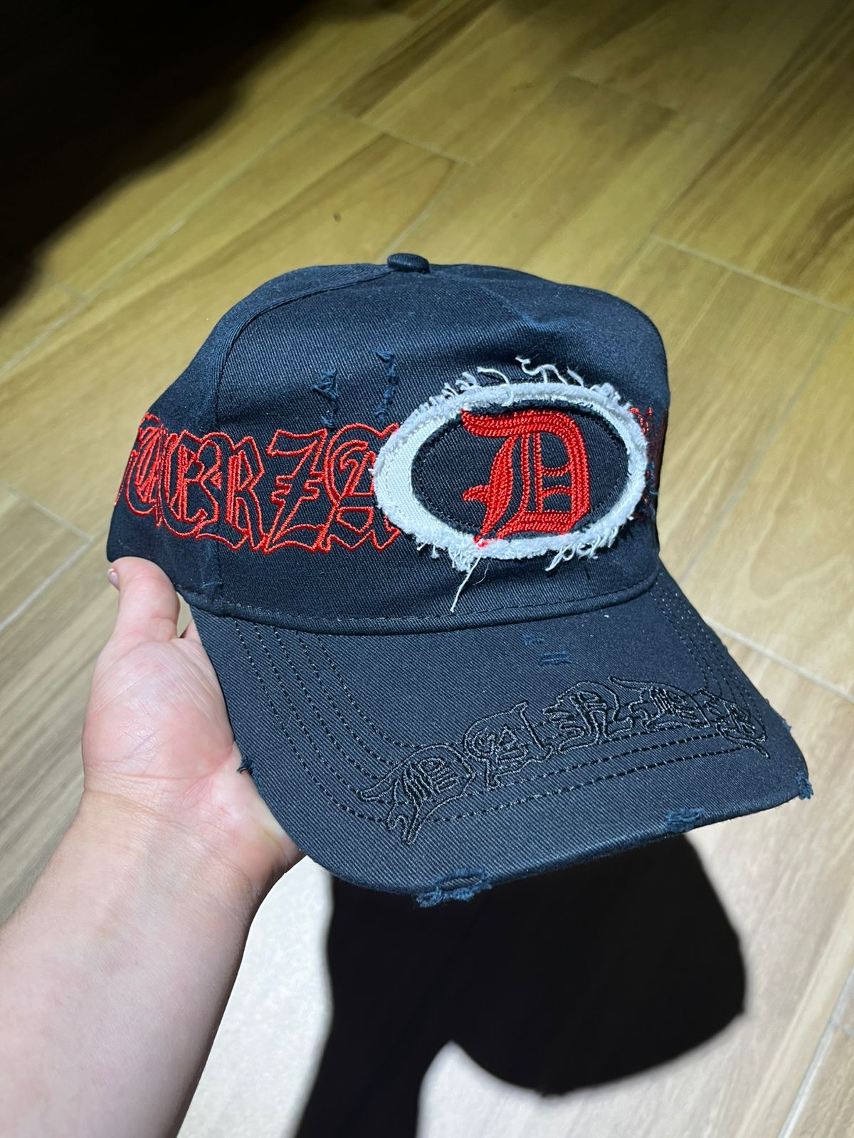 DISTRESSED DANDY X FUERZA REGIDA ROJO