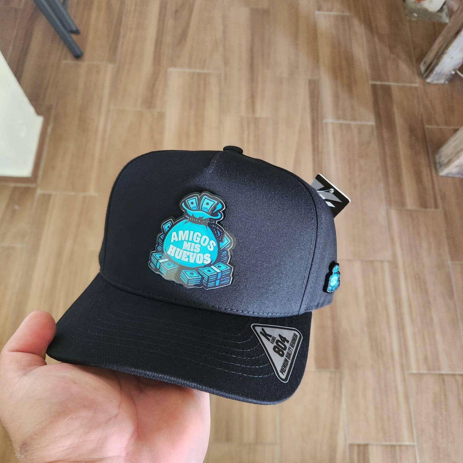 AMIGOS MIS HUEVOS PLACA KAMEL