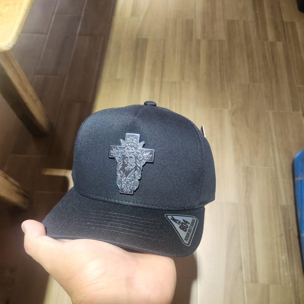 ROSTRO CRISTO Y CRUS GORRA NEGRA PLACA KAMEL