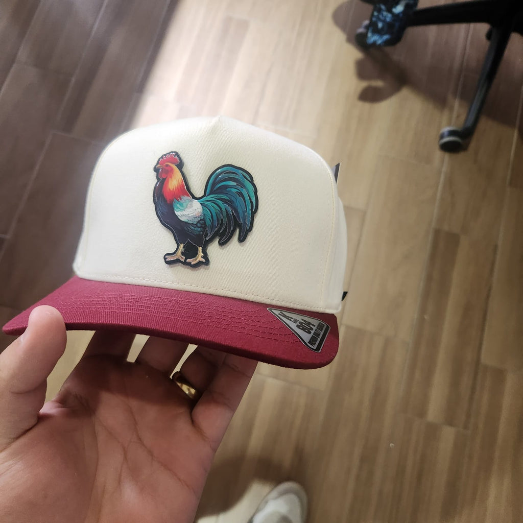 GALLO COLORADO GORRA BEIGE VICERA VINO PLACA KAMEL