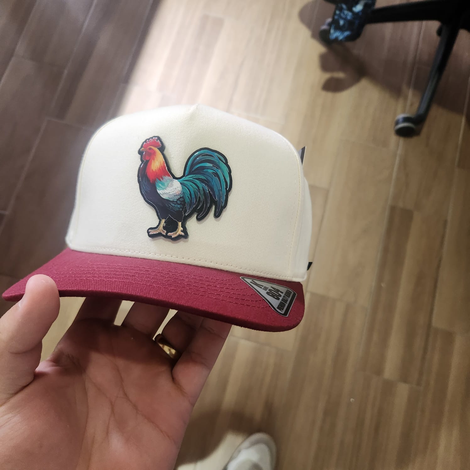GALLO COLORADO GORRA BEIGE VICERA VINO PLACA KAMEL