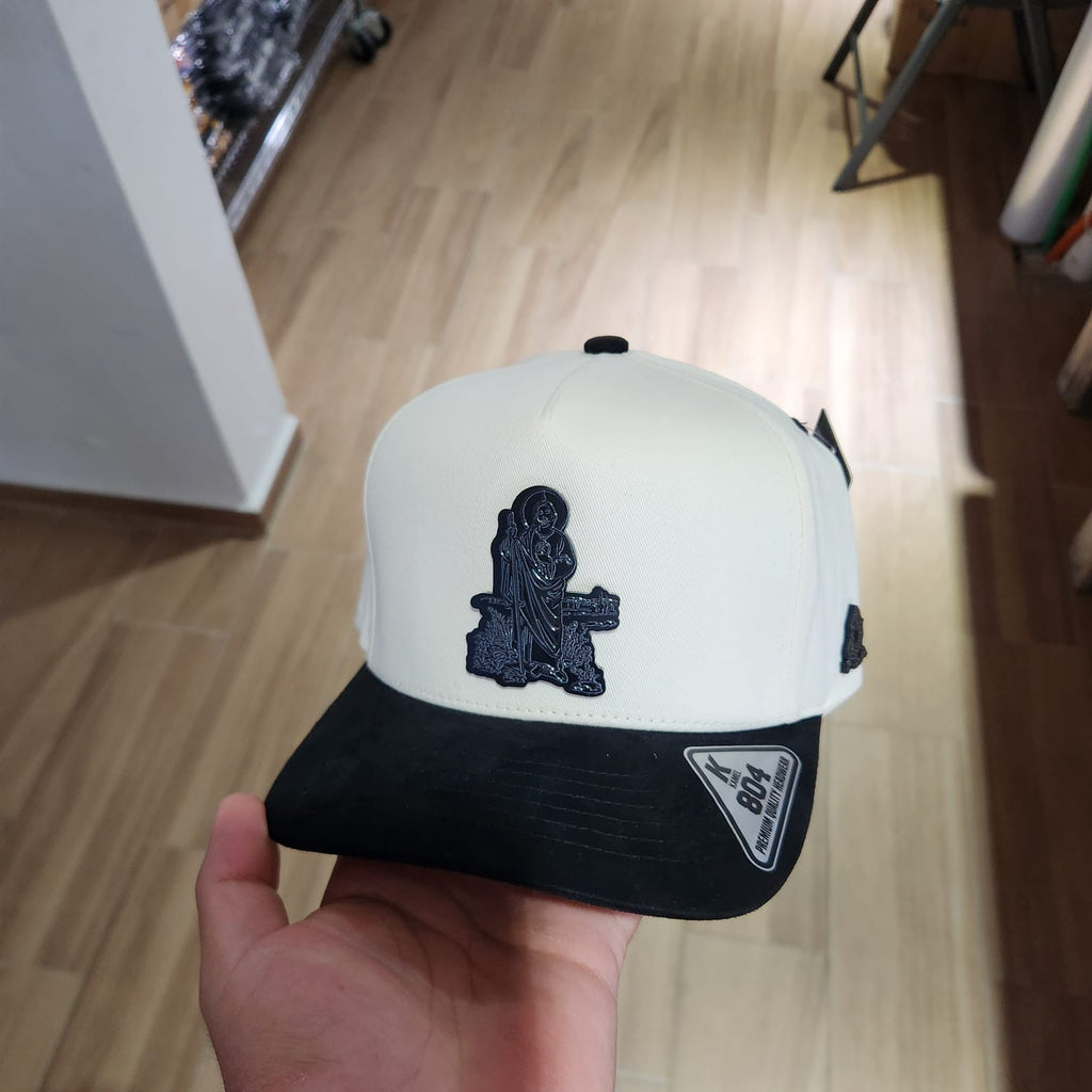 SAN JUDAS PARADO Y PLANTAS GORRA NATURAL MATE VICERA GAMUZA NEGRA  PLACA KAMEL